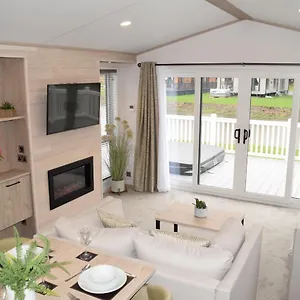  Holiday home Honey Bee With Hot Tub United Kingdom