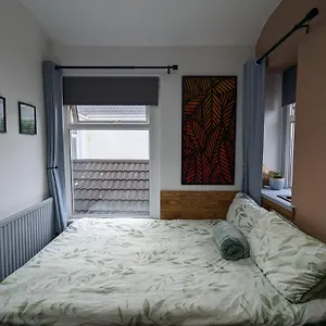  Homestay R3 - Cozy Small Double - & Access, Wifi, Free Parking - Self Catering United Kingdom